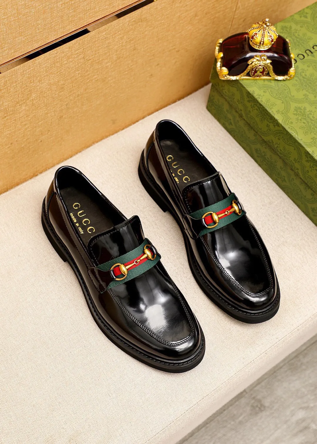 Men's shoes 💰560 💐 Product trademark: GUCCI "Gucci" casual leather shoes Regular size: 38-44 (45🉑️customized) Product materials: Selected imported first-layer open-edge beaded calfskin upper + classic hardware buckle, imported water-dyed cowhide leather lining. Strong three-dimensional visual effect, rubber outsole Color: 2⃣️colors available